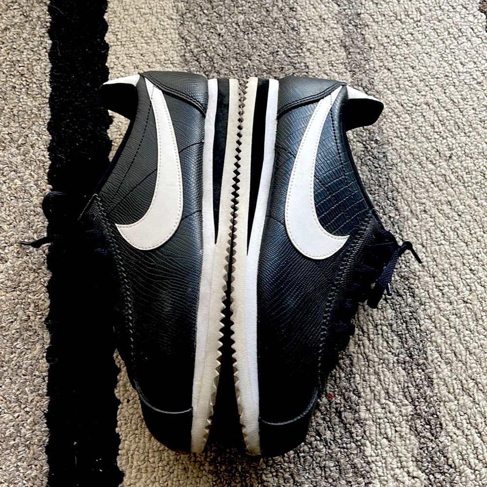 Womens Nike Cortez size 7.5. Worn gently , good condition.